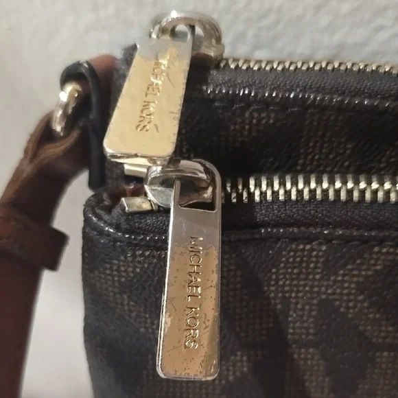 Michael Kors Elegant Brown and Black Crossbody Bag with Gold Emblem - Picture 4 of 5